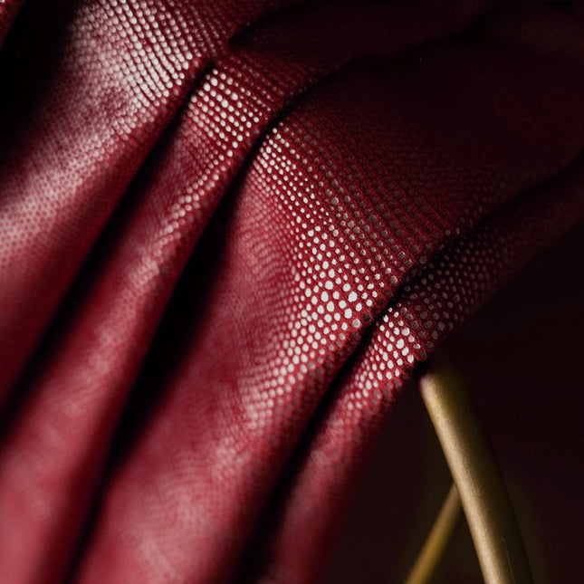 Viininpunainen pimennysverho makuuhuoneen ikkunaan