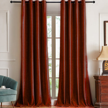 Viininpunainen pimennysverho makuuhuoneen ikkunaan