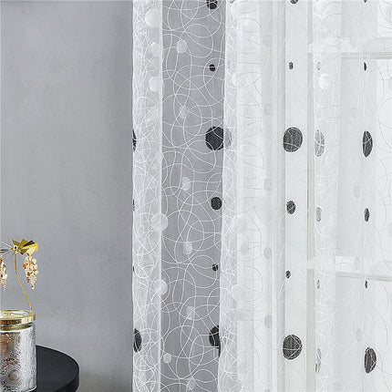 Valkoinen valoverho mustalla kuviolla