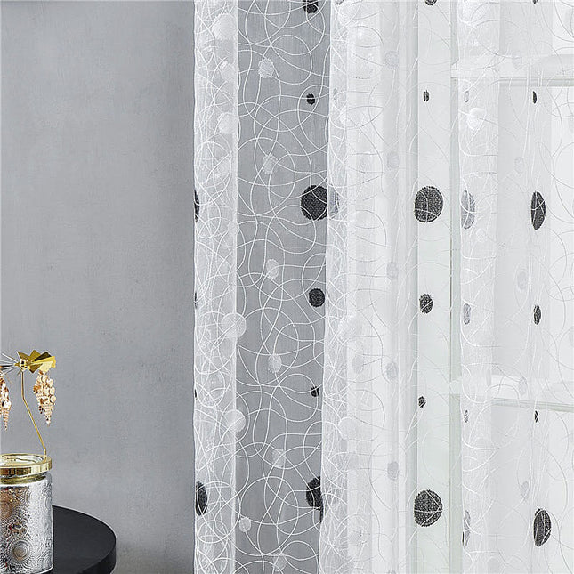 Valkoinen valoverho mustalla kuviolla