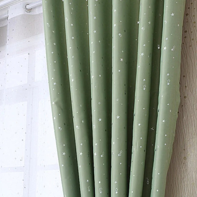Vihreä pimennysverho hopeisilla tähdillä