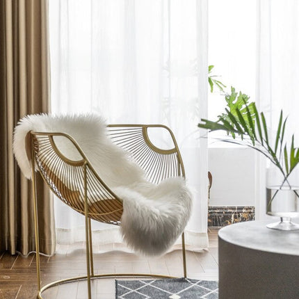 Yksivärinen valkoinen kevyt valkoverho