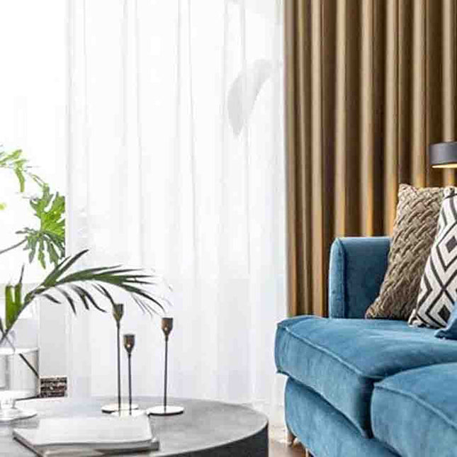 Yksivärinen valkoinen kevyt valkoverho