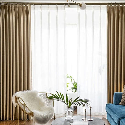 Yksivärinen valkoinen kevyt valkoverho